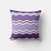Donkere en lichte lavendel Paarse Chevron Stripes Kussen (Voorkant)