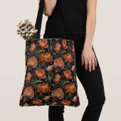 Donkere en Moody Levendige Oranje pioenenenbloemen Tote Bag (Dichtbij)
