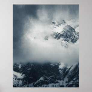 Donkere en mysterieuze wolken over de berg poster