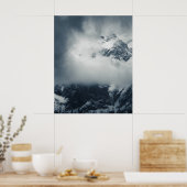 Donkere en mysterieuze wolken over de berg poster (Keuken)