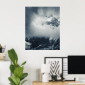 Donkere en mysterieuze wolken over de berg poster (Thuiskantoor)