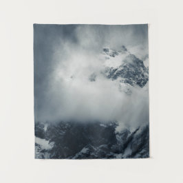 Donkere en mysterieuze wolken over de berg wandkleed