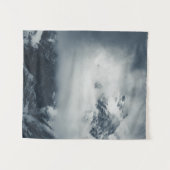 Donkere en mysterieuze wolken over de berg wandkleed (Voorkant (horizontaal))