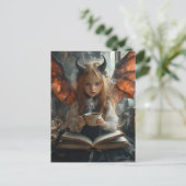 Donkere engel kind met koffie en een boek briefkaart (Staand voorkant)