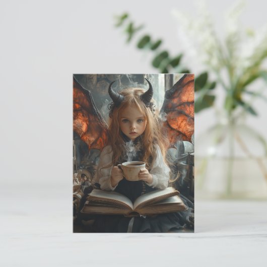 Donkere engel kind met koffie en een boek briefkaart (Staand voorkant)