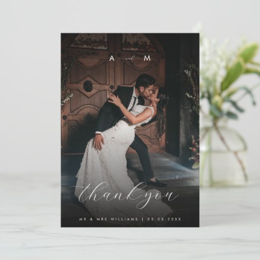 Donkere foto's en monogram Elegant Black Wedding Bedankkaart (Staand voorkant)