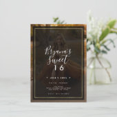Donkere fototintoverlay goud moderne Sweet 16 Kaart (Staand voorkant)