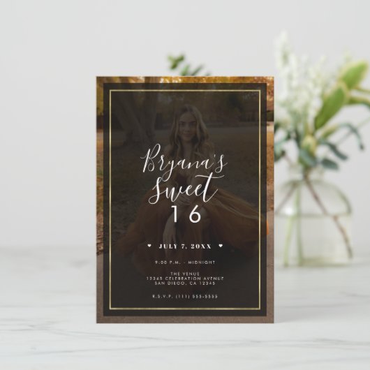 Donkere fototintoverlay goud moderne Sweet 16 Kaart (Staand voorkant)