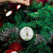 Donkere gehaaste jonge meisjes die groen gestreept keramisch ornament