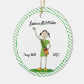 Donkere gehaaste jonge meisjes die groen gestreept keramisch ornament (Links)