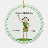 Donkere gehaaste jonge meisjes die groen gestreept keramisch ornament (Achterkant)