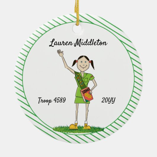 Donkere gehaaste jonge meisjes die groen gestreept keramisch ornament (Achterkant)