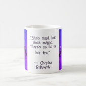 Donkere gevleugelde figuur die over de ruimte vlie koffiemok (Center)