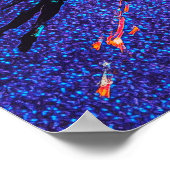 Donkere gevleugelde figuur die over de ruimte vlie poster (Hoek)