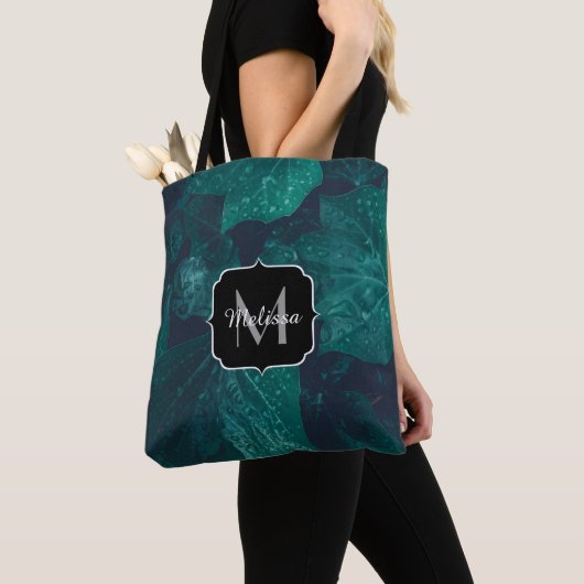 Donkere groene visblad waterdruppels Monogram Tote Bag (Dichtbij)