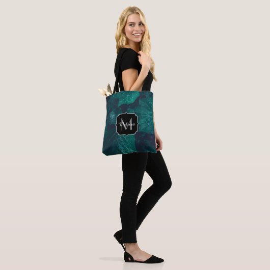 Donkere groene visblad waterdruppels Monogram Tote Bag (Op model)