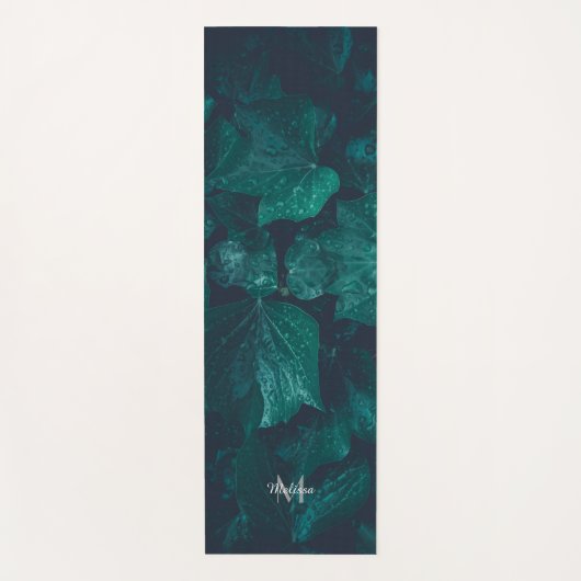 Donkere groene visblad waterdruppels Monogram Yogamat (Voorkant)