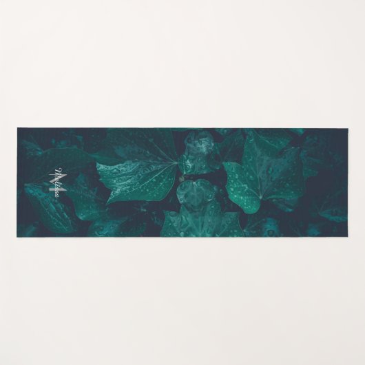 Donkere groene visblad waterdruppels Monogram Yogamat (Voorkant (horizontaal))