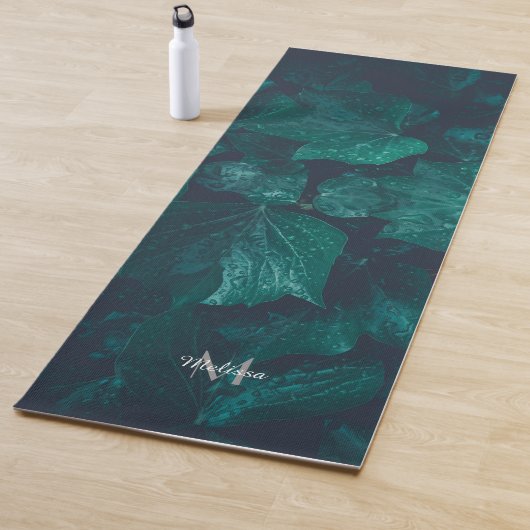 Donkere groene visblad waterdruppels Monogram Yogamat (In situ)