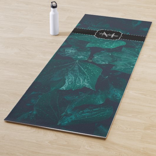 Donkere groene visblad waterdruppels Monogram Yogamat (In situ)