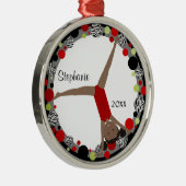 Donkere haargymnast in rood, zwart en groen metalen ornament (Rechts)