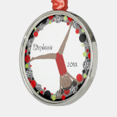 Donkere haargymnast in rood, zwart en groen metalen ornament (Links)