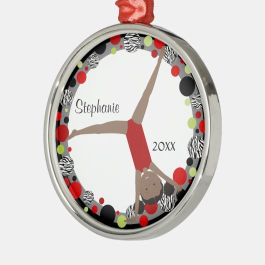 Donkere haargymnast in rood, zwart en groen metalen ornament (Links)