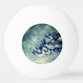 Donkere hemel, die door de wolken heen glundert pingpongbal