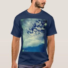 Donkere hemel, die door de wolken heen glundert t-shirt