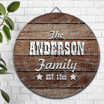 Donkere houten korrels, op maat gesneden dartbord<br><div class="desc">Fun,  gepersonaliseerd ontwerp. Maakt het perfecte cadeau voor een huisopwarming,  bruiloft of een andere gelegenheid! Faux,  donkerhoutkorrelvormig ontwerp met uw familienaam en een jaar lang gepersonaliseerd vooraan en midden.</div>