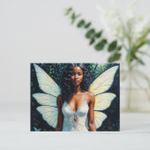 Donkere huid fee vrouw in witte jurk briefkaart (Staand voorkant)