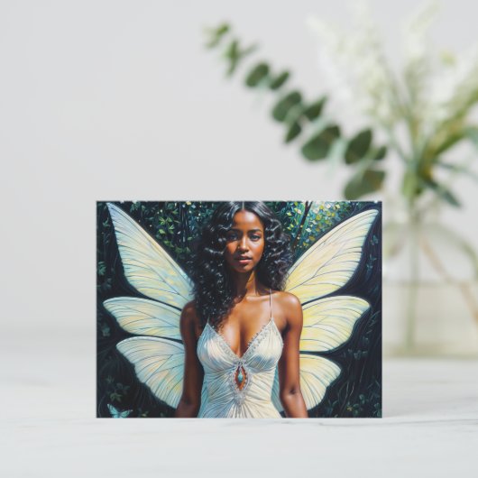 Donkere huid fee vrouw in witte jurk briefkaart (Staand voorkant)