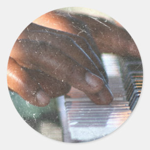 Donkere huid handen spelen piano keyboard grunge ronde sticker