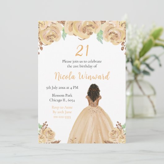 Donkere huid prinses perzik bloemenverjaardagsfees kaart (Staand voorkant)