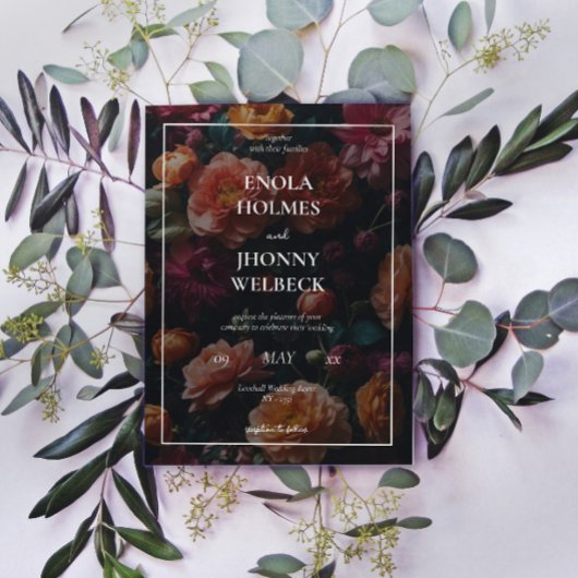 Donkere humeurige romantische bloemenbruiloft uitn kaart