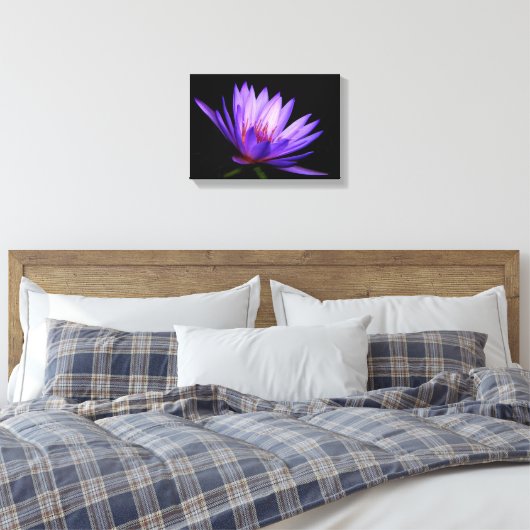 Donkere kant van het Lily Canvas Afdruk (Insitu (Slaapkamer))