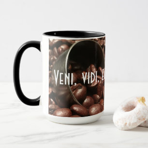 Donkere koffiebonen en foto's op basis van scopen mok