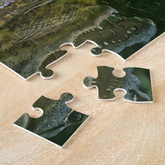 Donkere krokodil met heldere reflectie in water legpuzzel (Zijkant)