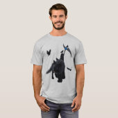 Donkere maaier met voogd en kraaien t-shirt (Voorkant volledig)
