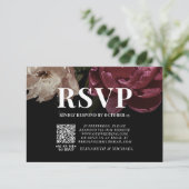Donkere Moody Blush Burgundy QR Code Weddenschap R RSVP Kaartje (Staand voorkant)