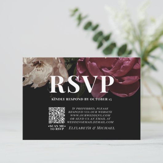 Donkere Moody Blush Burgundy QR Code Weddenschap R RSVP Kaartje (Staand voorkant)