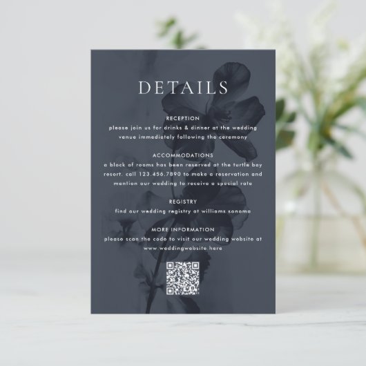 Donkere Moody Botanische Overlay Blauwe Bruiloft Informatiekaartje (Staand voorkant)