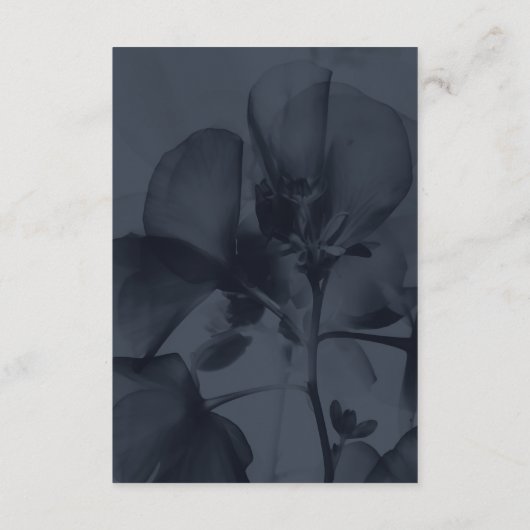 Donkere Moody Botanische Overlay Blauwe Bruiloft Informatiekaartje (Achterkant)