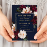 Donkere Moody Burgundy Blush Navy Blauwe Bloemige  Save The Date<br><div class="desc">Personaliseer deze elegante 'save the date' voor de bruiloft eenvoudig en snel. Klik gewoon op de knop Bewerken met ontwerpprogramma's om de tekst te bewerken,  lettertypen en letterkleuren te wijzigen. Met prachtige realistische burgundy,  roze pioenrozen tegen een donkerblauwe achtergrond. Overeenkomende items beschikbaar in de winkel. (c) Somerset Fine Paperie</div>