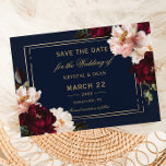 Donkere Moody Burgundy Blush Navy Blauwe Bloemige  Save The Date<br><div class="desc">Personaliseer deze elegante 'save the date' voor je bruiloft eenvoudig en snel. Klik gewoon op de knop Bewerken met behulp van ontwerpprogramma's om de tekst te bewerken, lettertypen en letterkleuren te wijzigen. Met prachtige realistische burgundy, roze pioenrozen en navy blauwe anemoon bloemen tegen een donkere, mysterieuze navy blauwe achtergrond. Overeenkomstige...</div>