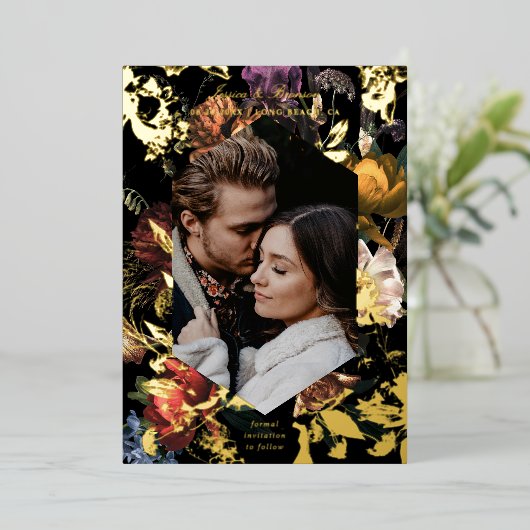 Donkere Moody Romantic Floral foto slaat de datum  Folie Uitnodiging (Staand Voorkant)