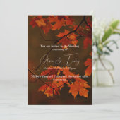 Donkere, mysterieuze elegante bruiloft met bladgro kaart (Staand voorkant)