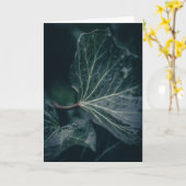 Donkere Natuur met blauw Ivy Leaf Kaart (Gele Bloem)
