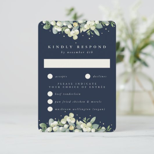 Donkere Navy Snowberry + Eucalyptus Edged Bruiloft RSVP Kaartje (Staand voorkant)