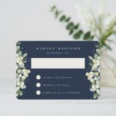 Donkere Navy Snowberry + Eucalyptus Winter bruilof RSVP Kaartje (Staand voorkant)